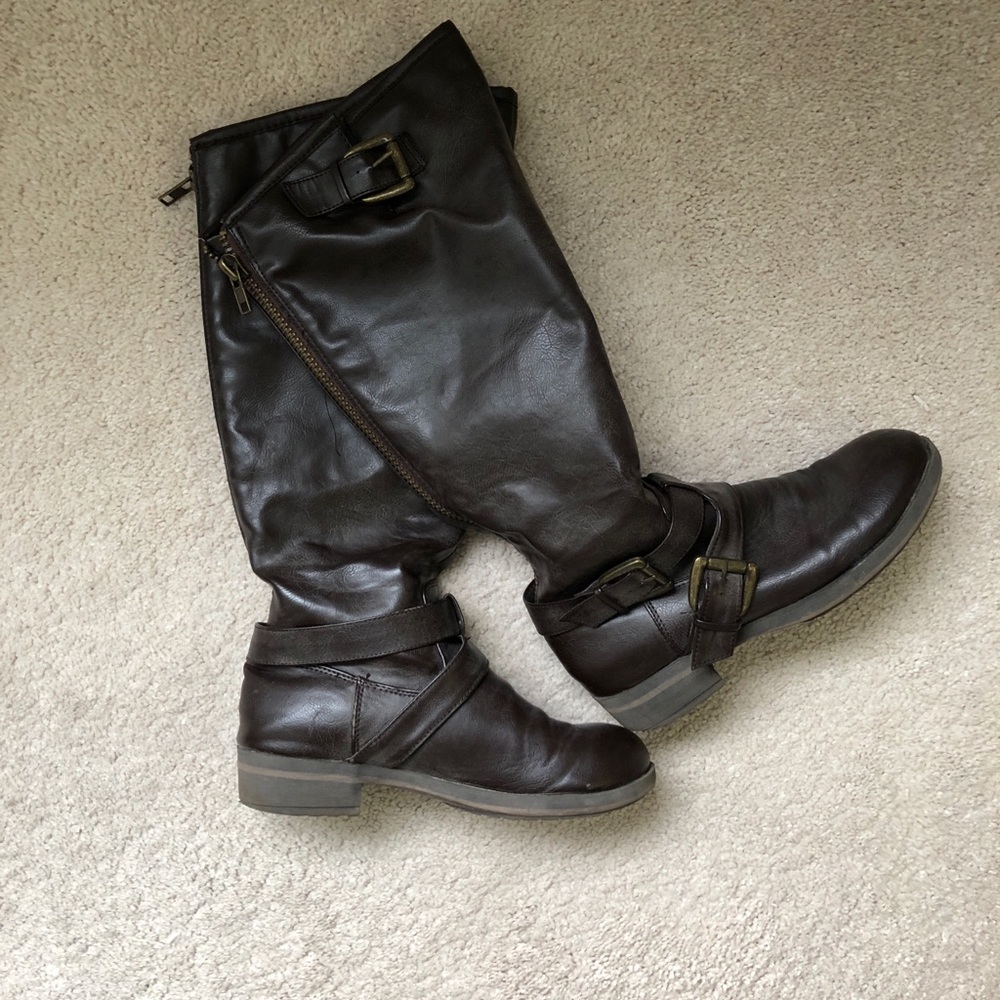 Buckle boots
